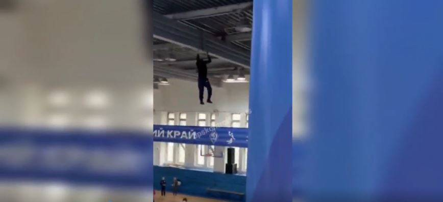 В спорткомплексе во Владивостоке обрушилась строительная конструкция