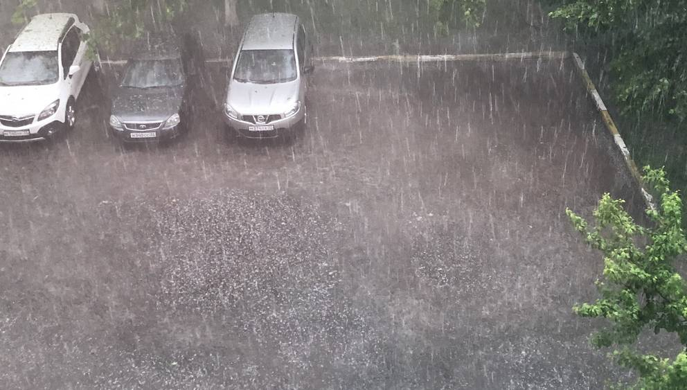 Брянск «поплыл»: из-за ливня улицы города ушли под воду