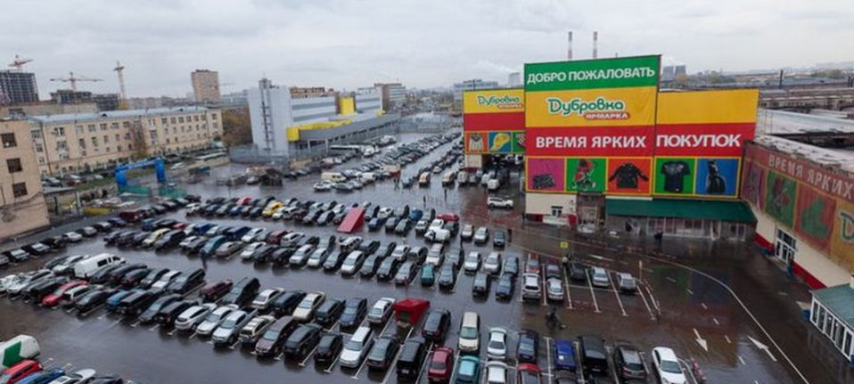 Из-за мощного ливня в Москве рынок «Дубровка» немного затонул