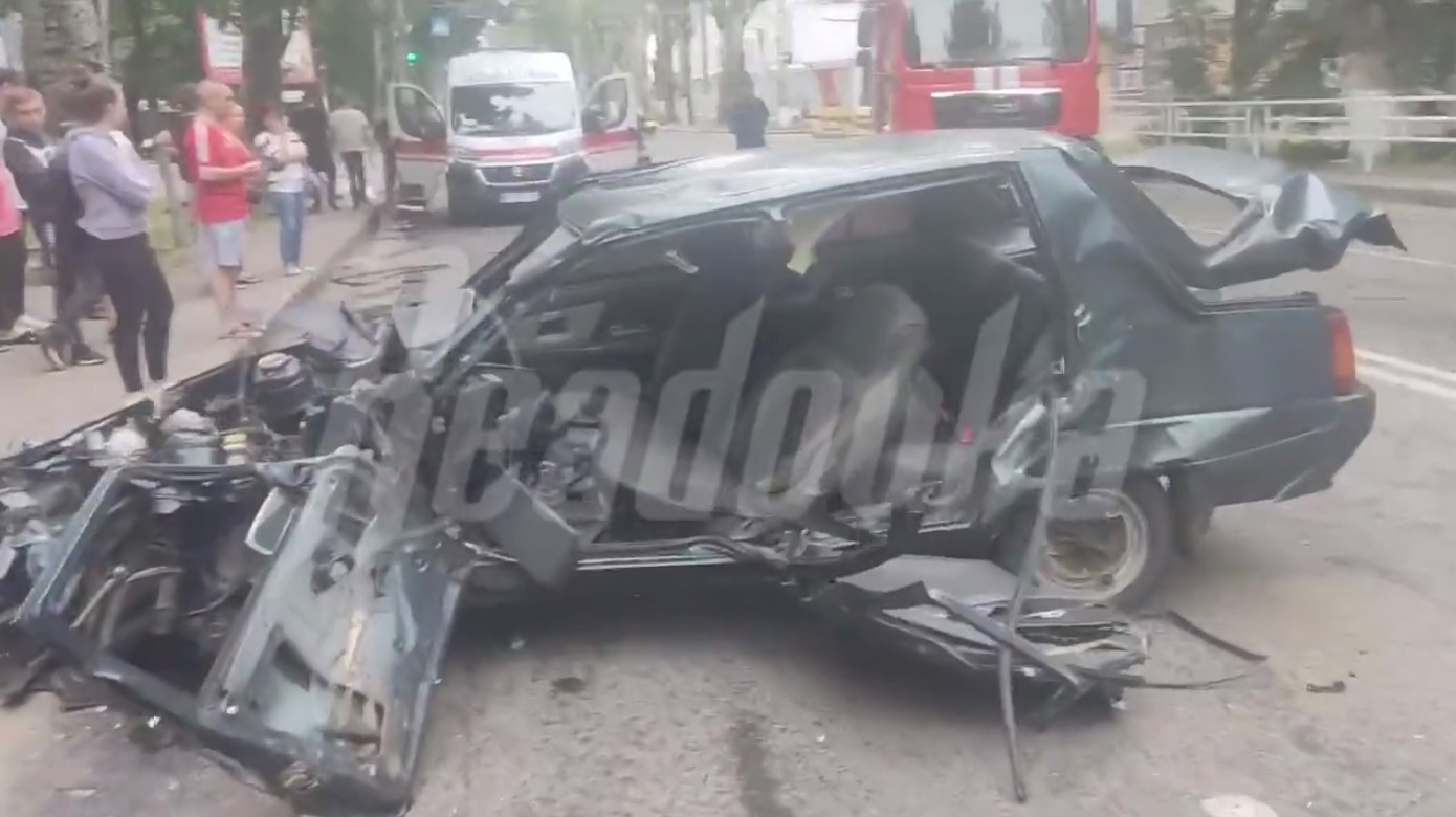 В Херсоне внедорожник на скорости протаранил несколько авто