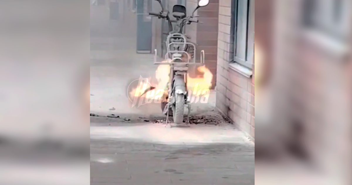 Курьерский мопед взорвался на севере Москвы