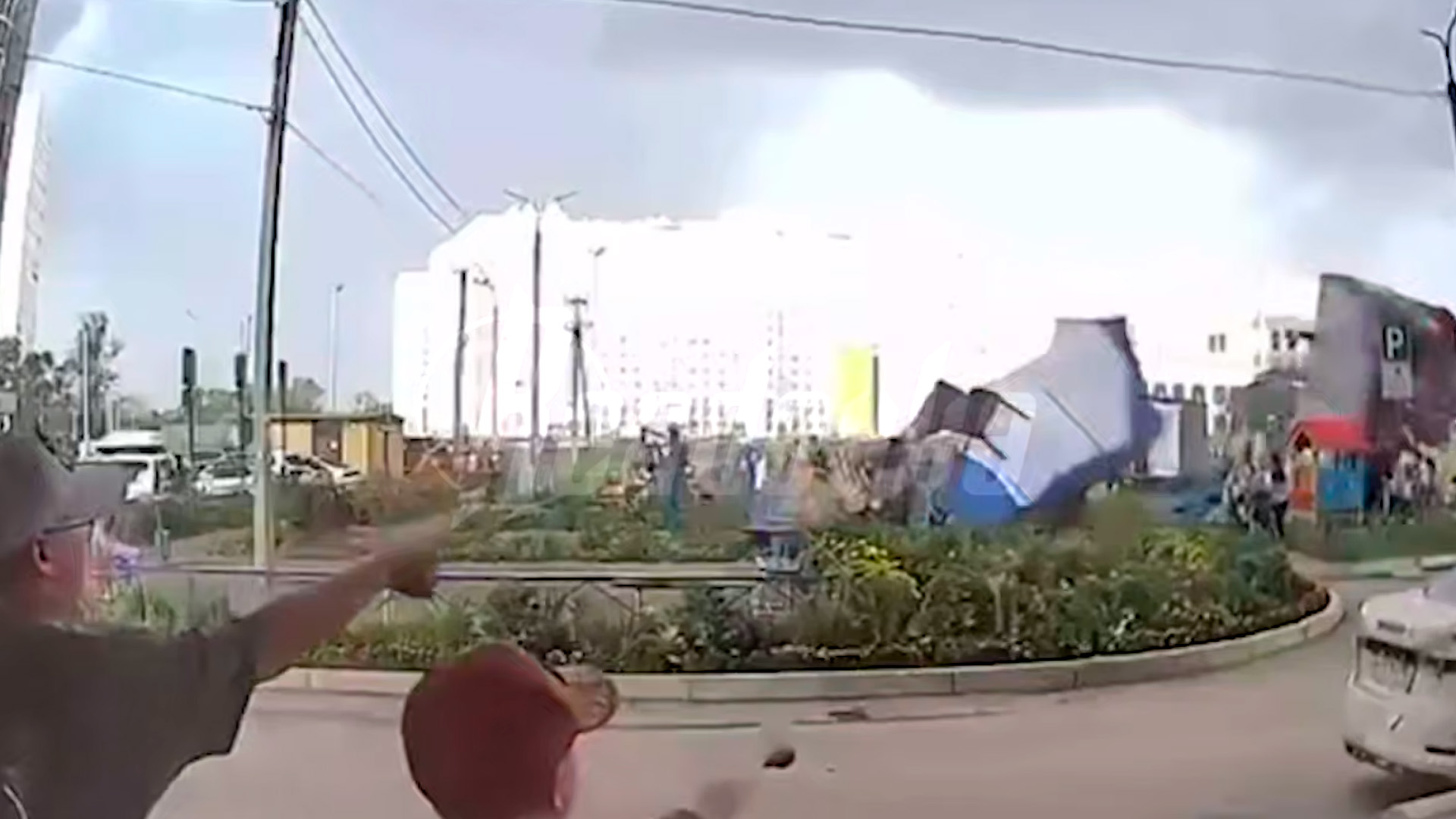 В Уфе ураган снес надувной батут вместе с детьми