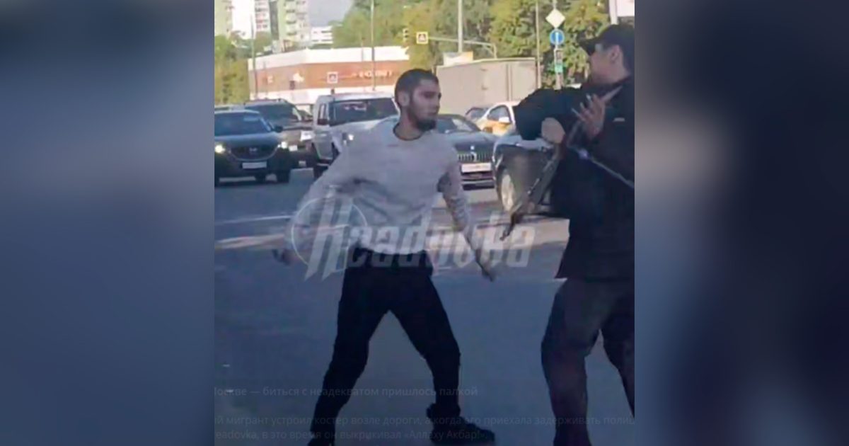 Неизвестный с ножом напал на полицейских в Москве