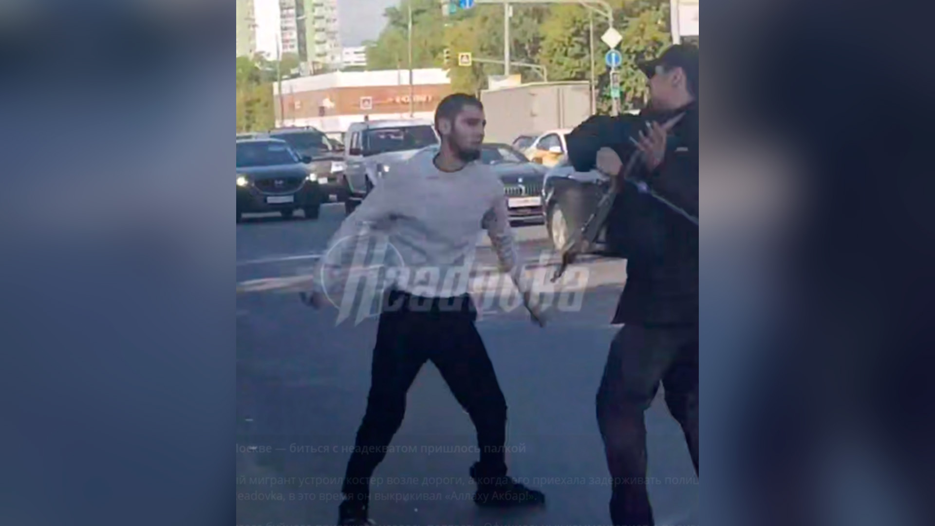 Неизвестный с ножом напал на полицейских в Москве