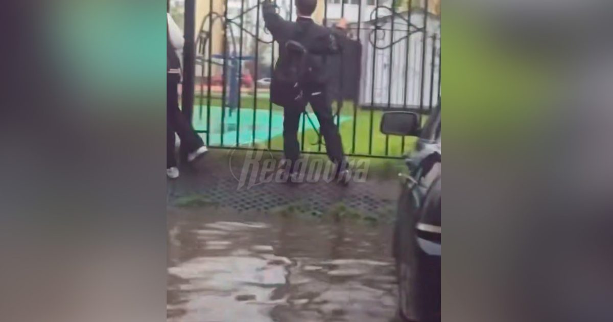 Детям Тюмени из-за дождей пришлось лезть по забору прямо к знаниям