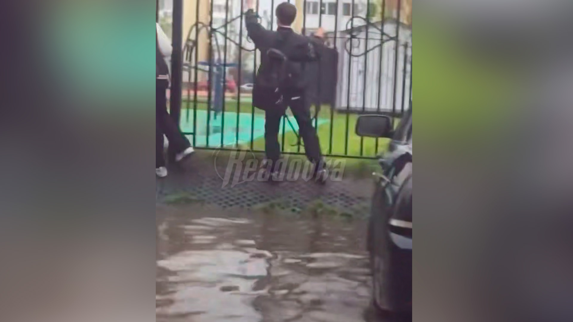 Детям Тюмени из-за дождей пришлось лезть по забору прямо к знаниям