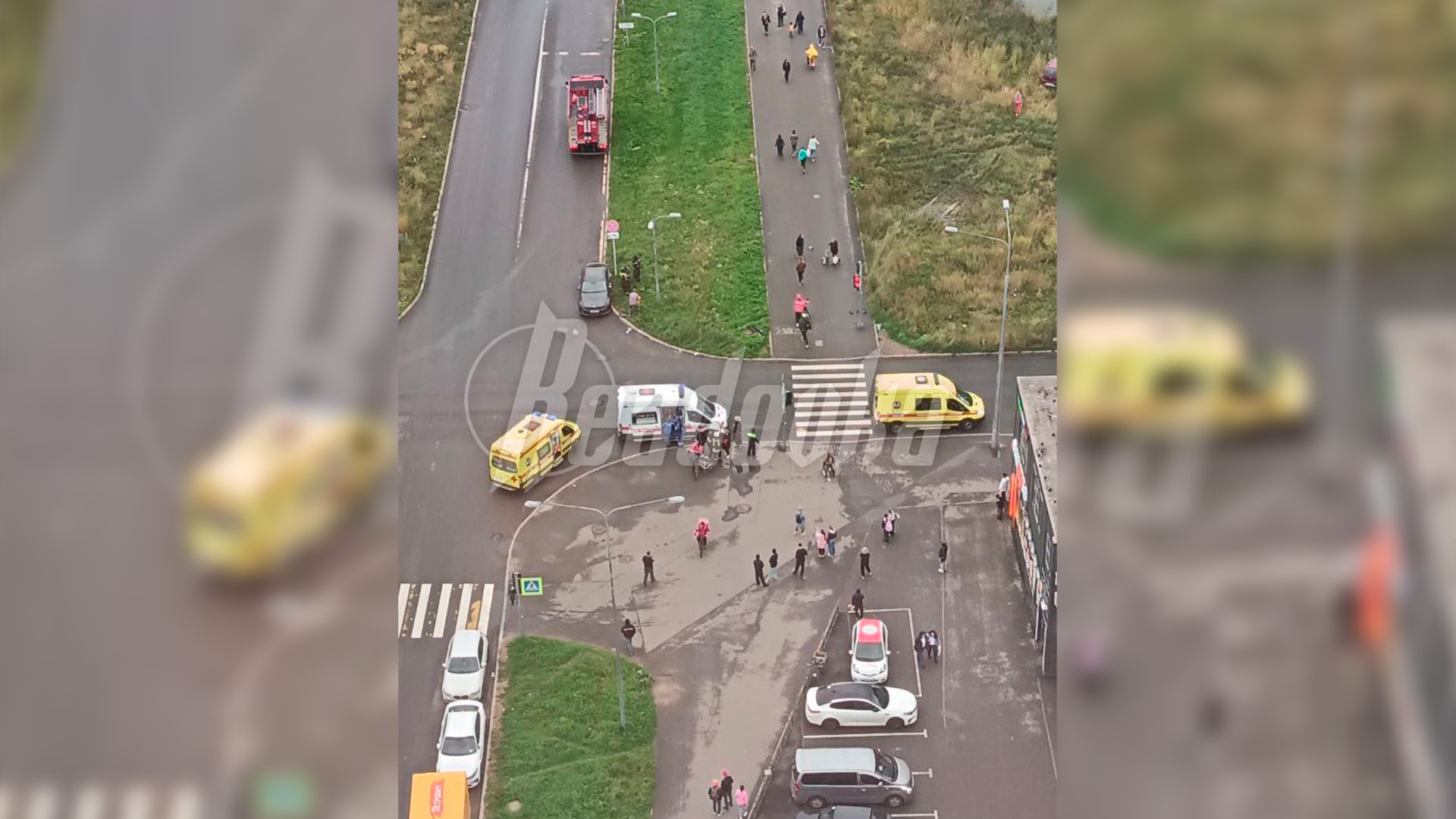 Иномарка сбила женщину с двумя детьми на тротуаре в Ленобласти