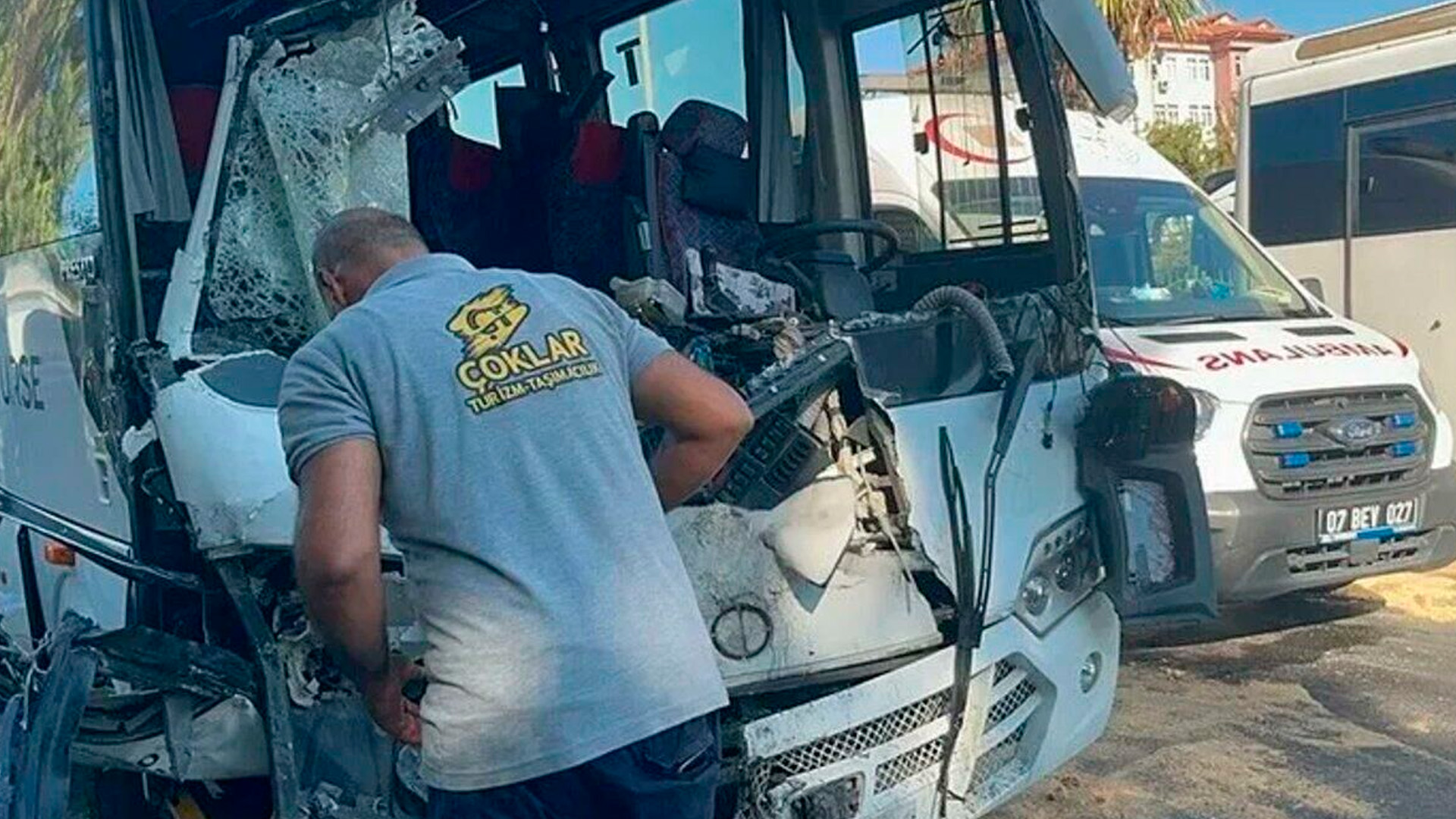 Туристический автобус попал в ДТП в турецкой Анталье