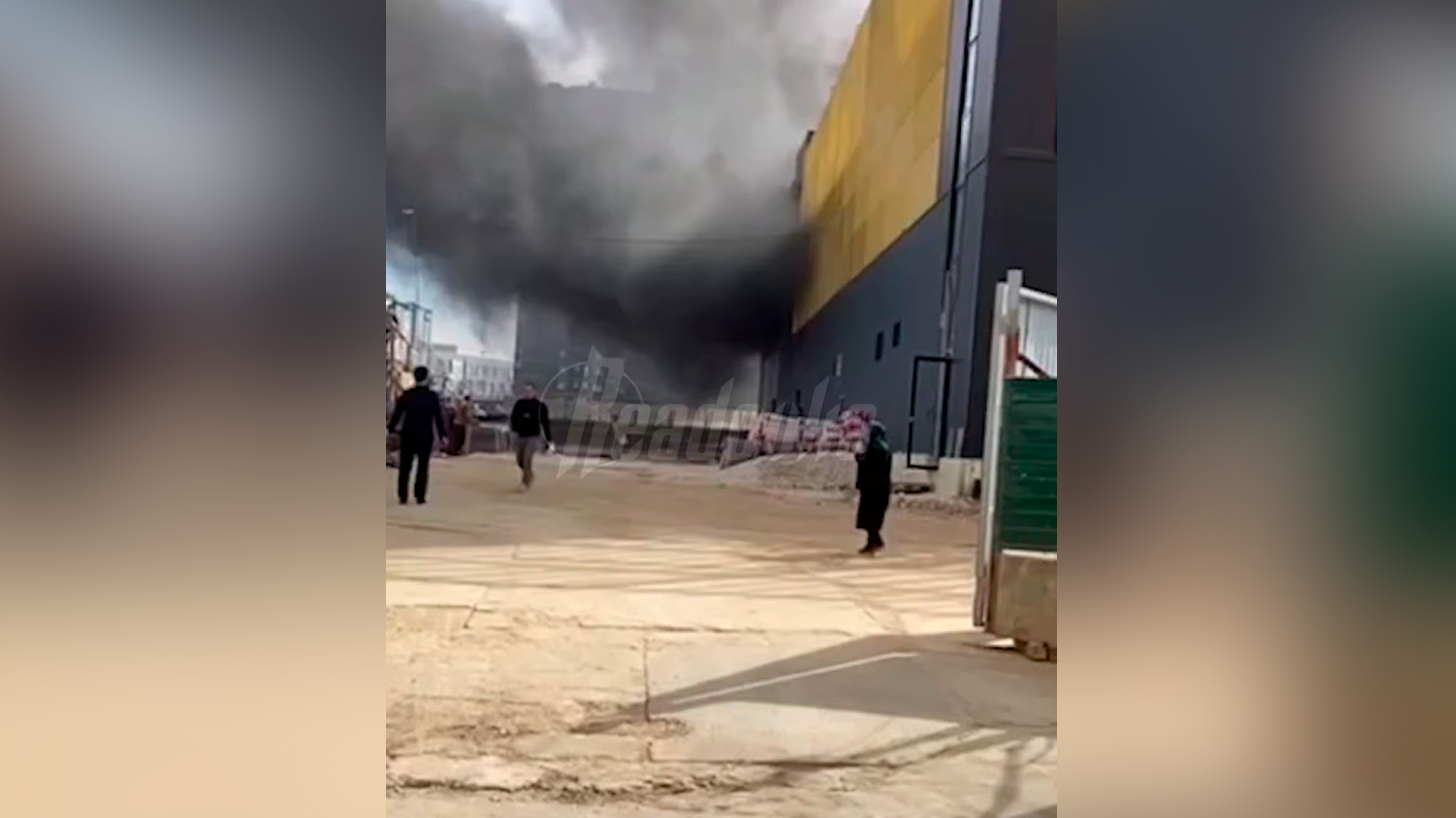 В Подмосковье загорелось здание строящегося торгового центра