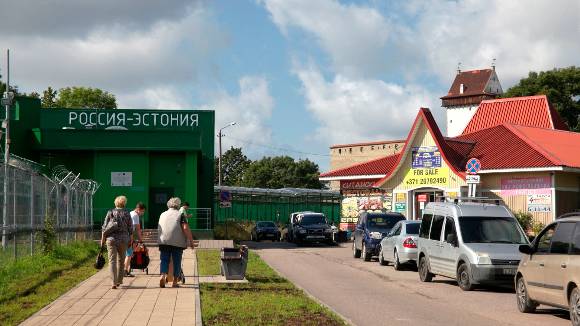 Эстония собралась распродать оставленные на границе с РФ авто