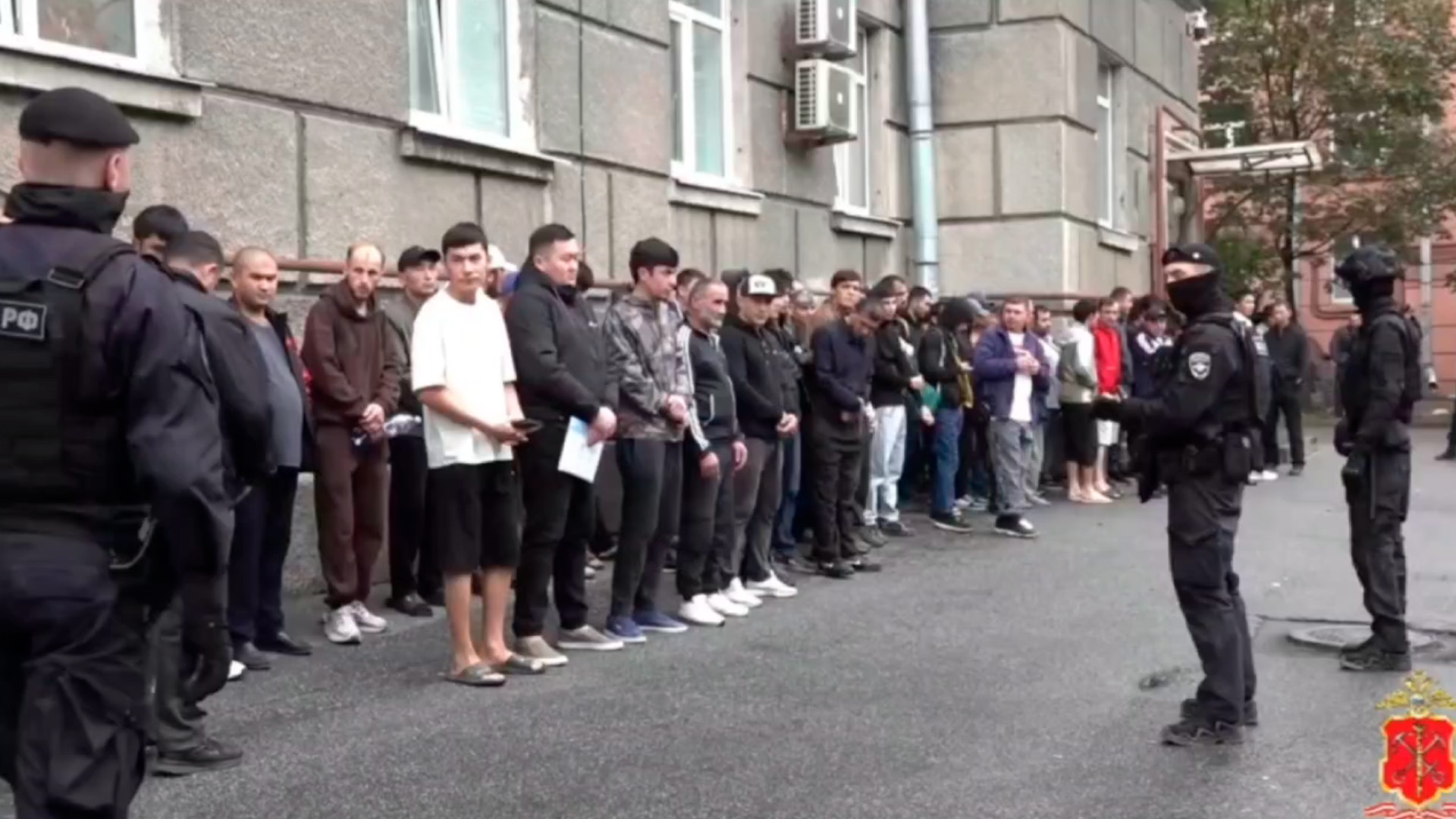 Из Петербурга решили депортировать 50 мигрантов после недавнего нападения на ребенка