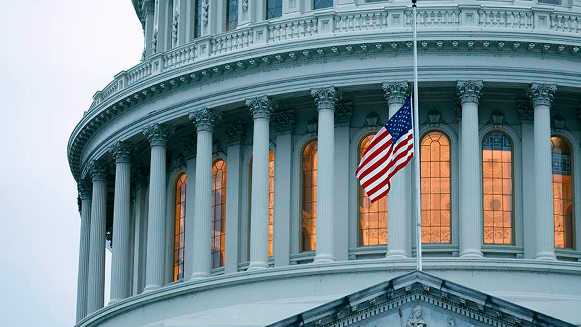 В Белом доме спустили флаги в память об убитом активисте Кирке