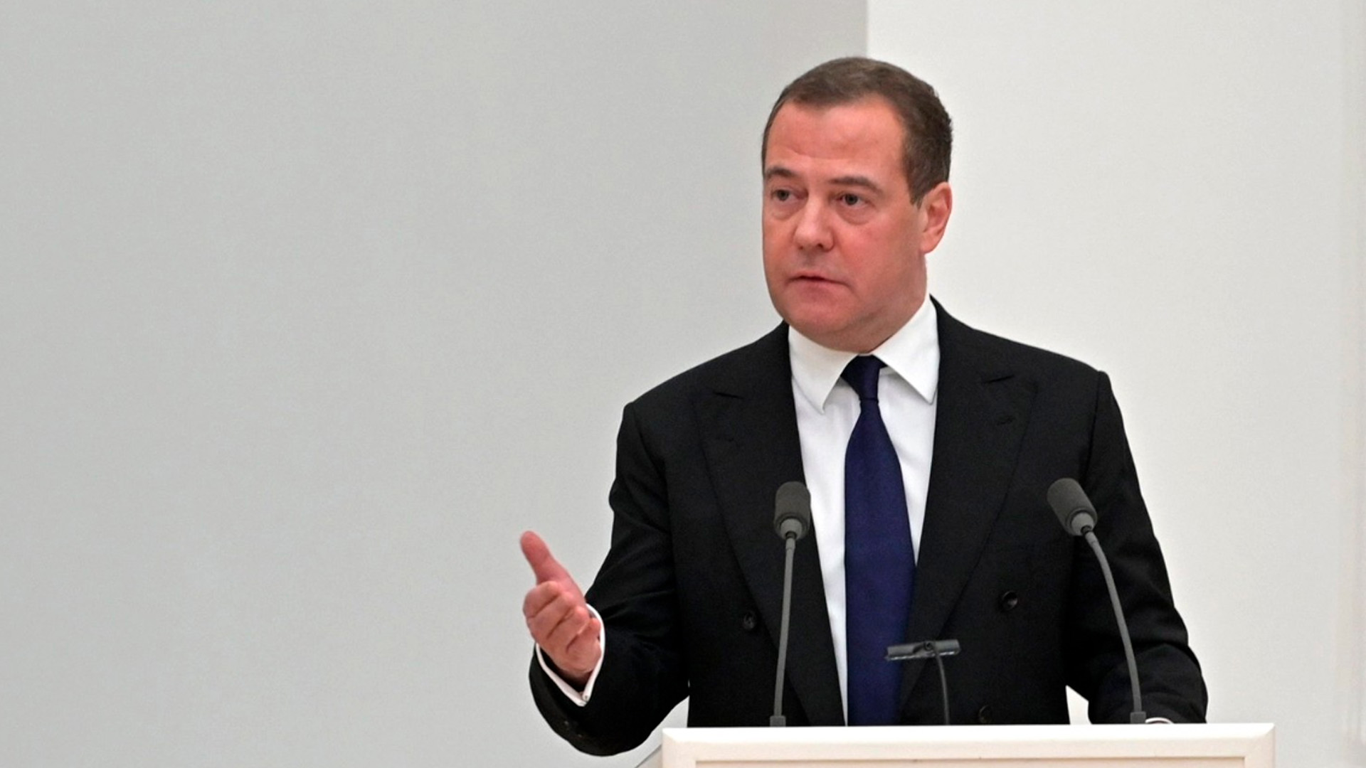 Медведев ответил на угрозы Зеленского загнать россиян в бомбоубежища