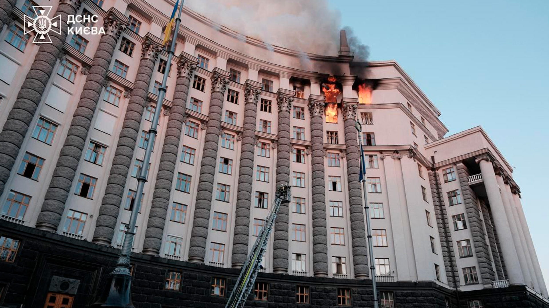 Пожар охватил здание кабмина в Киеве