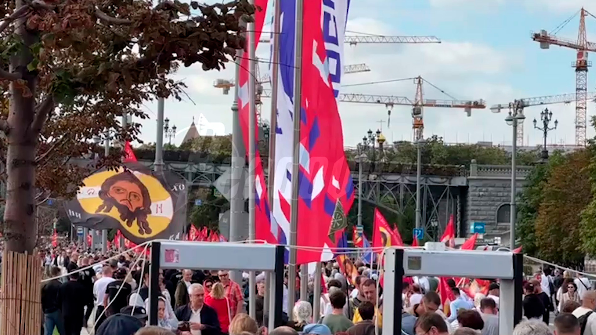 Тысячи верующих собрались для участия в крестном ходе в честь Собора Московских святых
