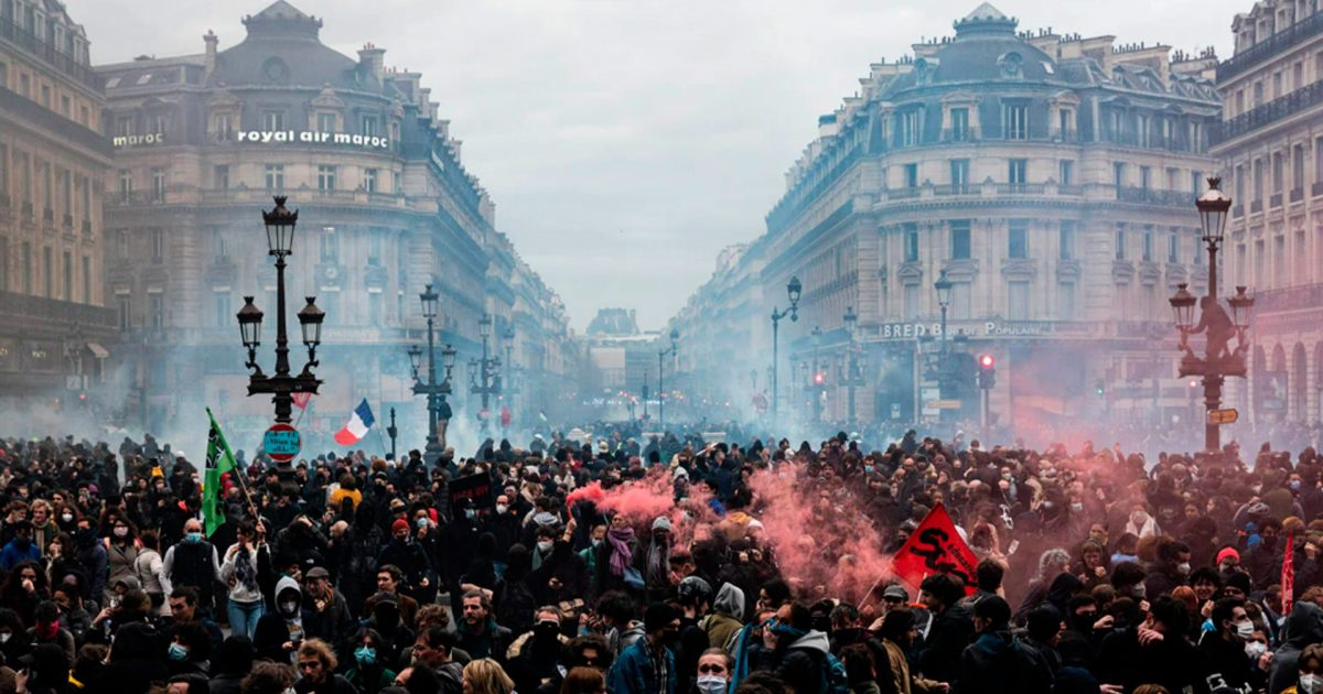 Францию охватили протесты под лозунгом «Заблокируем все»