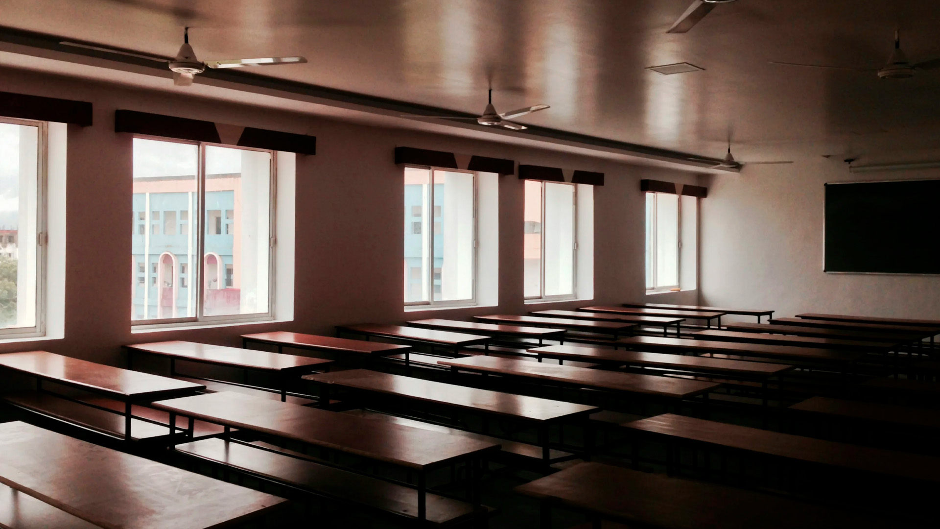 Из-за давки в иркутской школе общественники потребовали сократить число учеников в классах