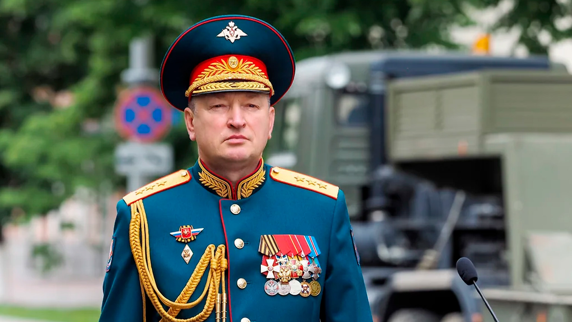 Экс-командующий ЛенВО Лапин уволен с военной службы