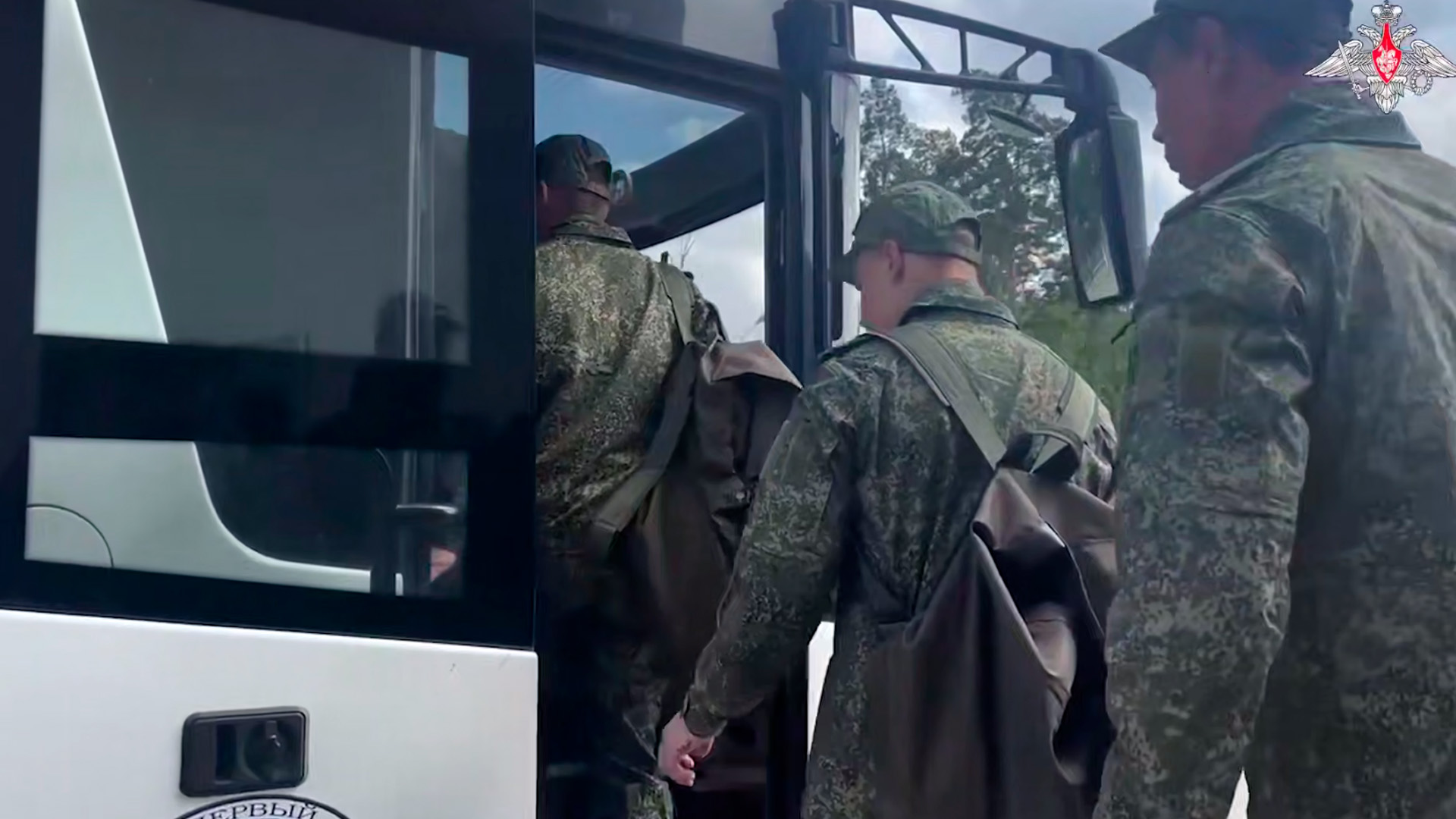 В МО РФ сообщили о возвращении 185 военнослужащих на Родину после обмена