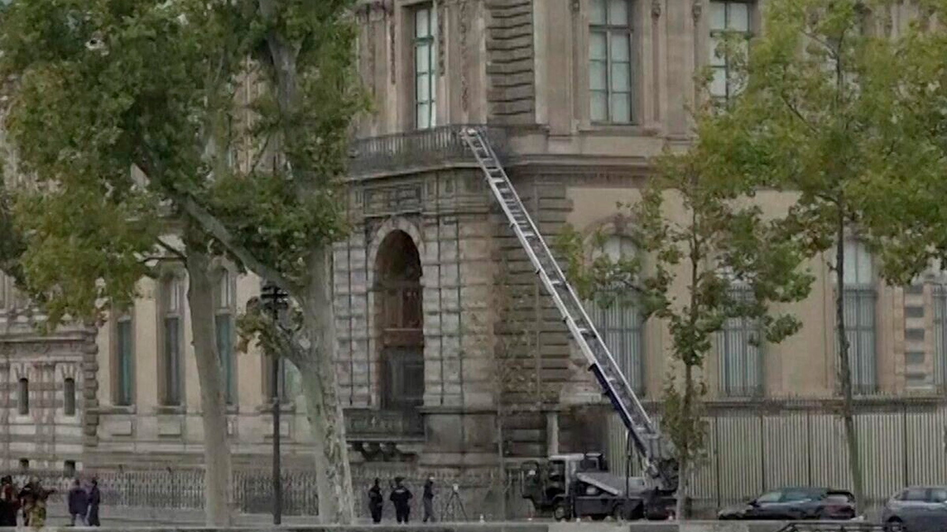 Грабители проникли в Лувр с помощью строительной лестницы