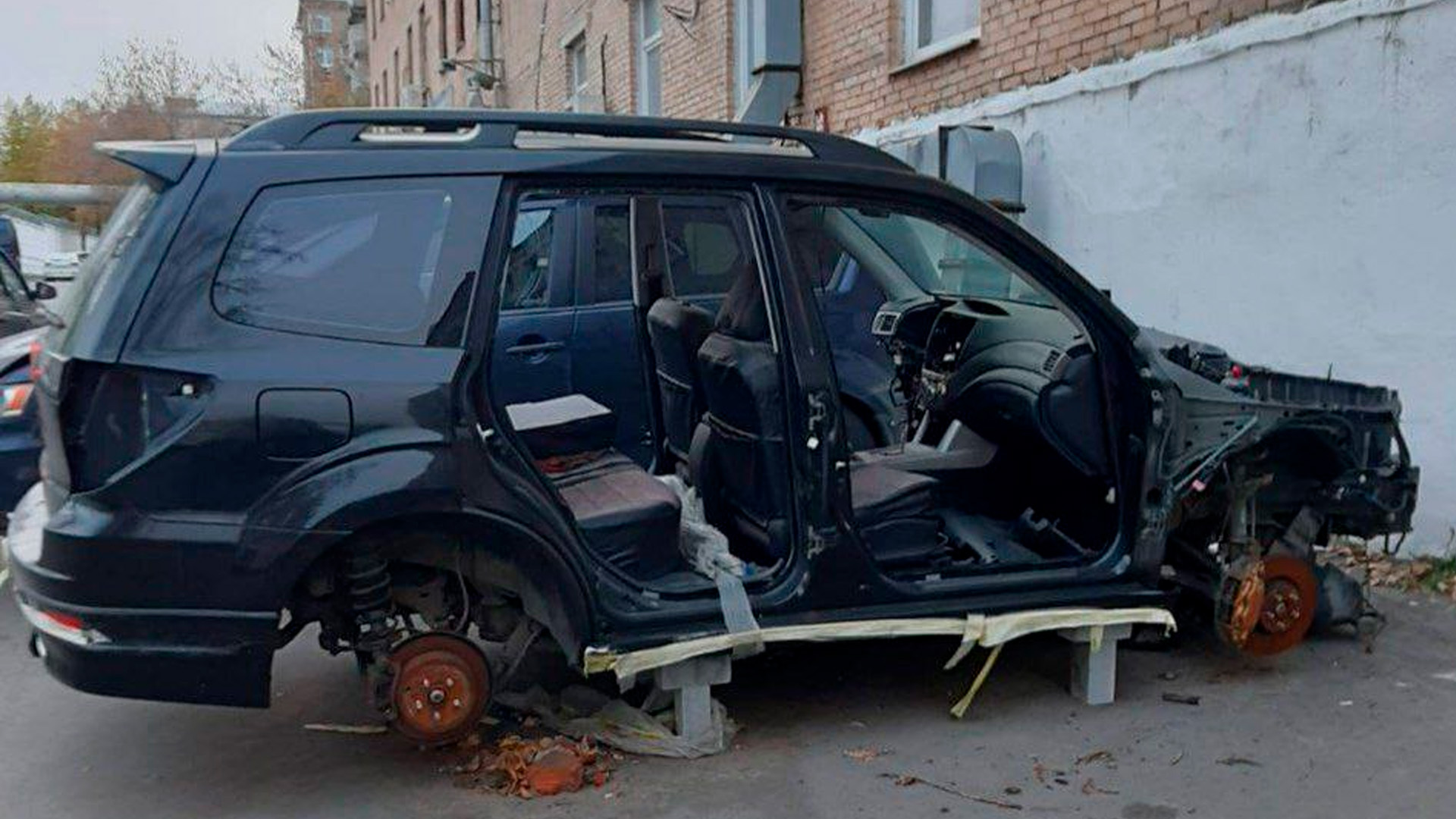 Машину погибшего участника СВО незаконно присвоил житель Москвы