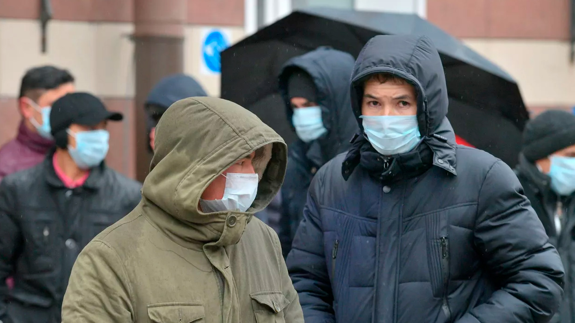 В Новосибирске мигрантам запретили работать в столовых и спортивных учреждениях