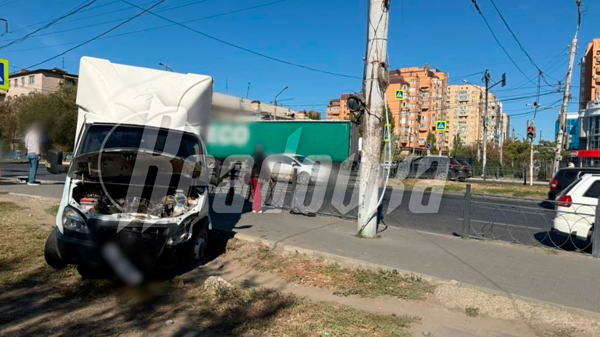 «Газель» сбила толпу людей на тротуаре в Астрахани