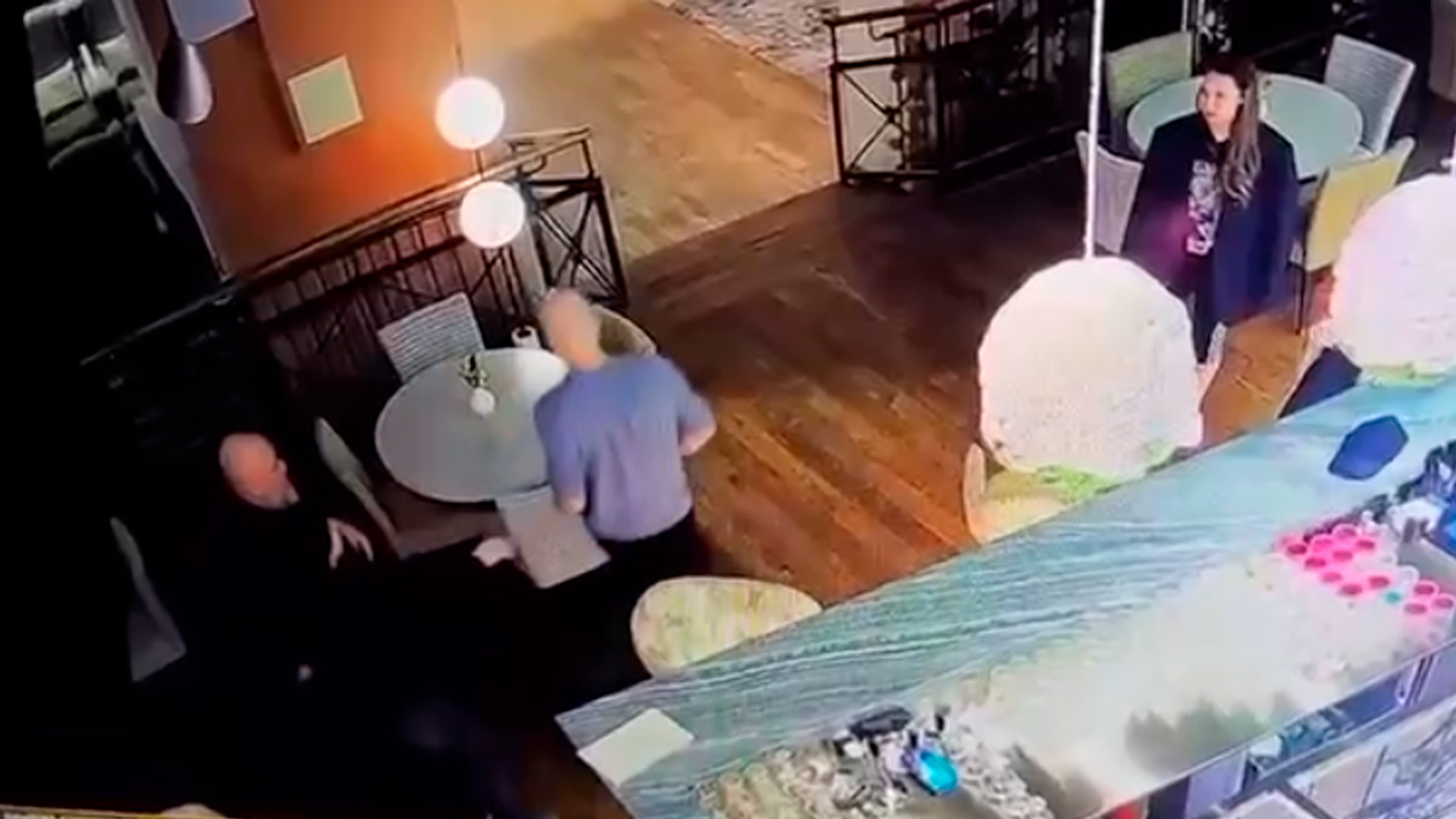 Обвиняемый в драке чиновник пытался разнять других мужчин