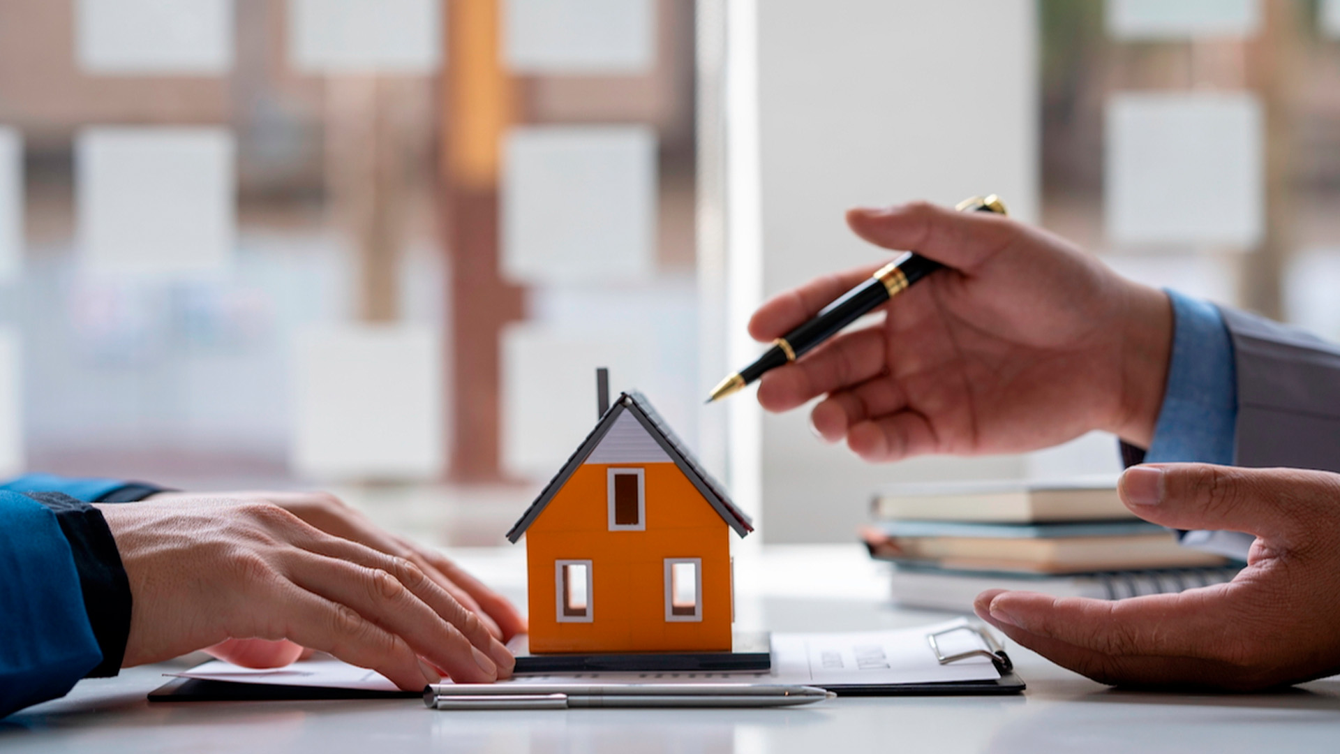 Как купить квартиру у пенсионера и не остаться на улице, рассказала юрист