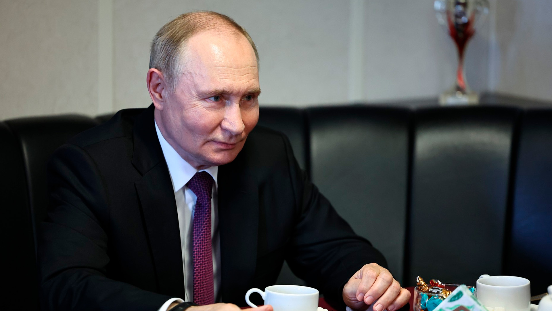 Путин поздравил военных и ветеранов с Днем Сухопутных войск