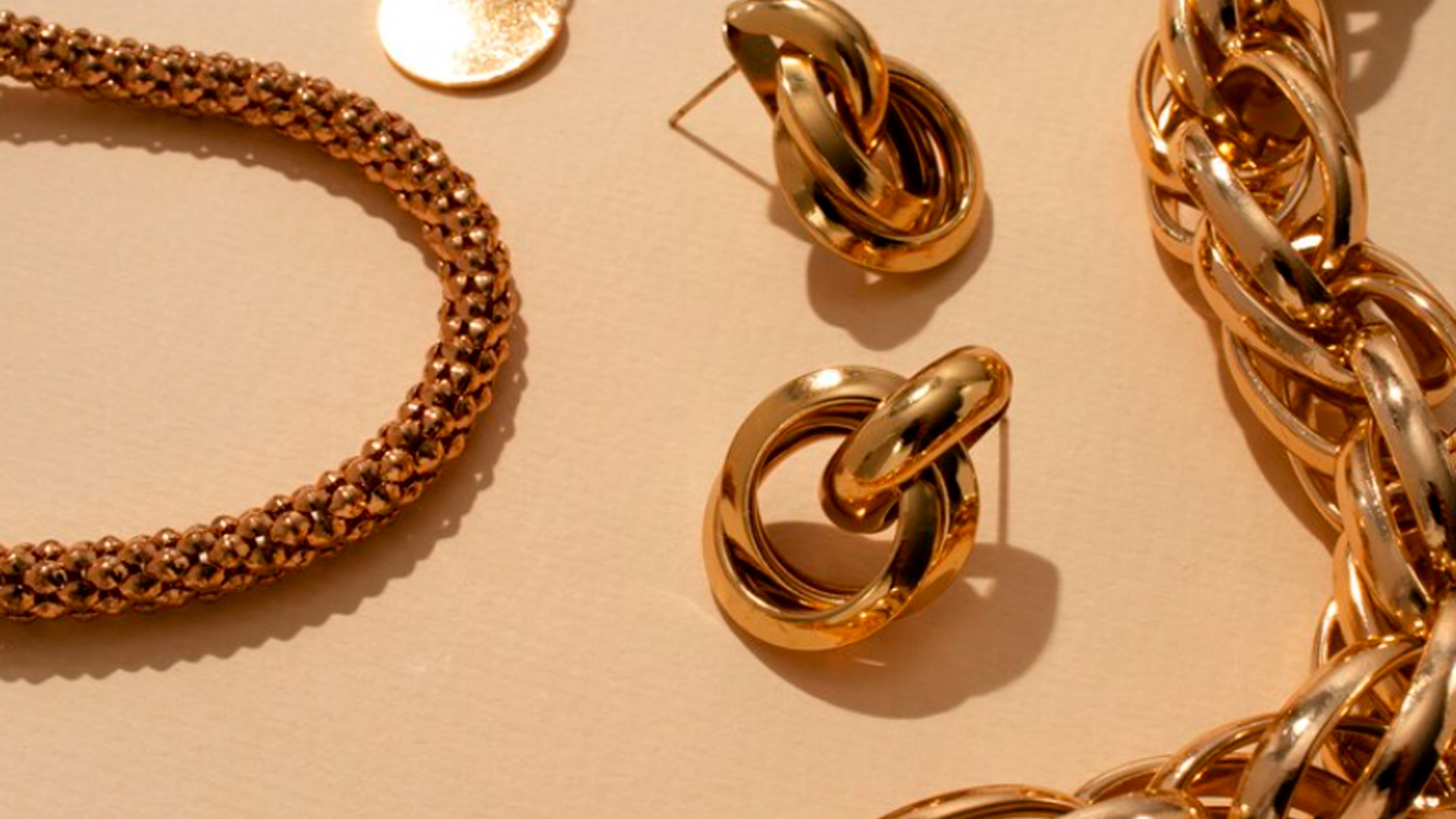 Readovka узнала, с чем связано падение продаж золотых украшений за прошлый год
