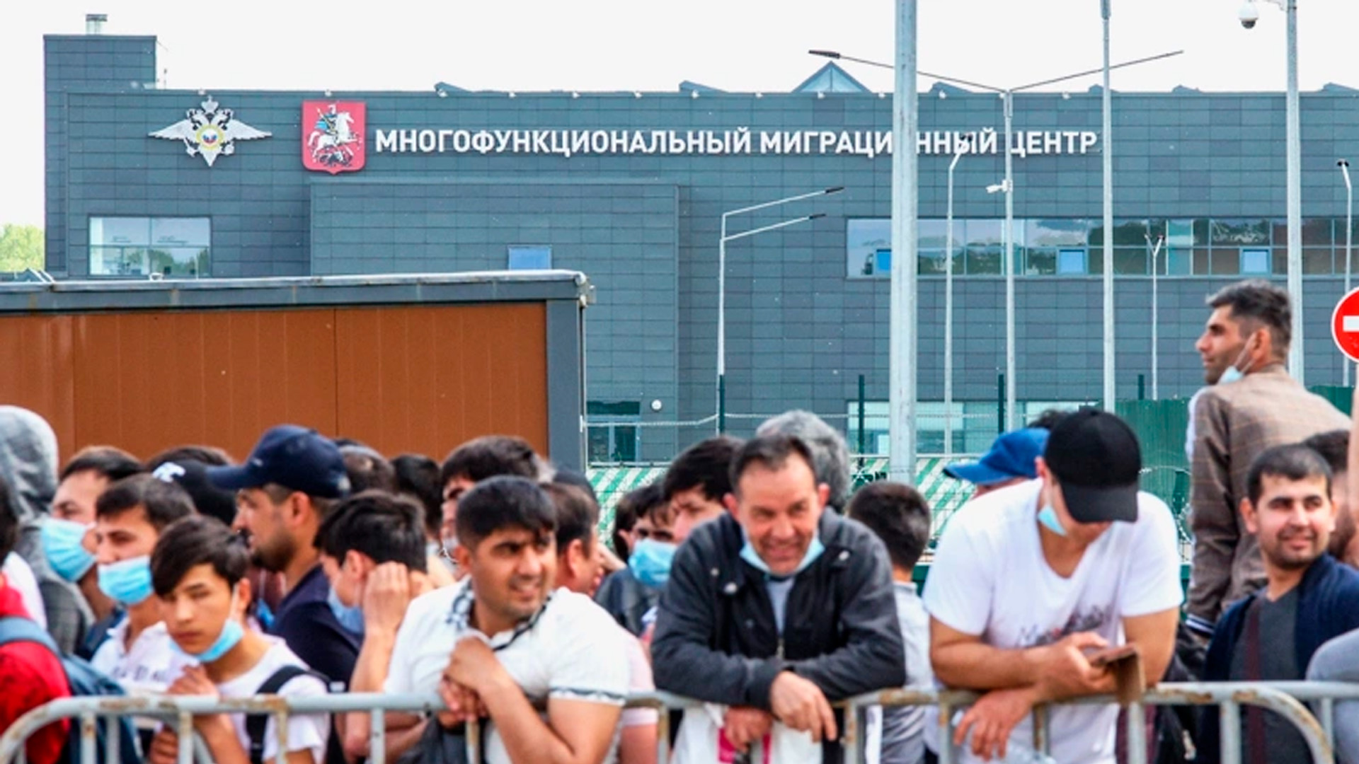 В ОП предложили ввести для мигрантов платные медстраховки при въезде в РФ