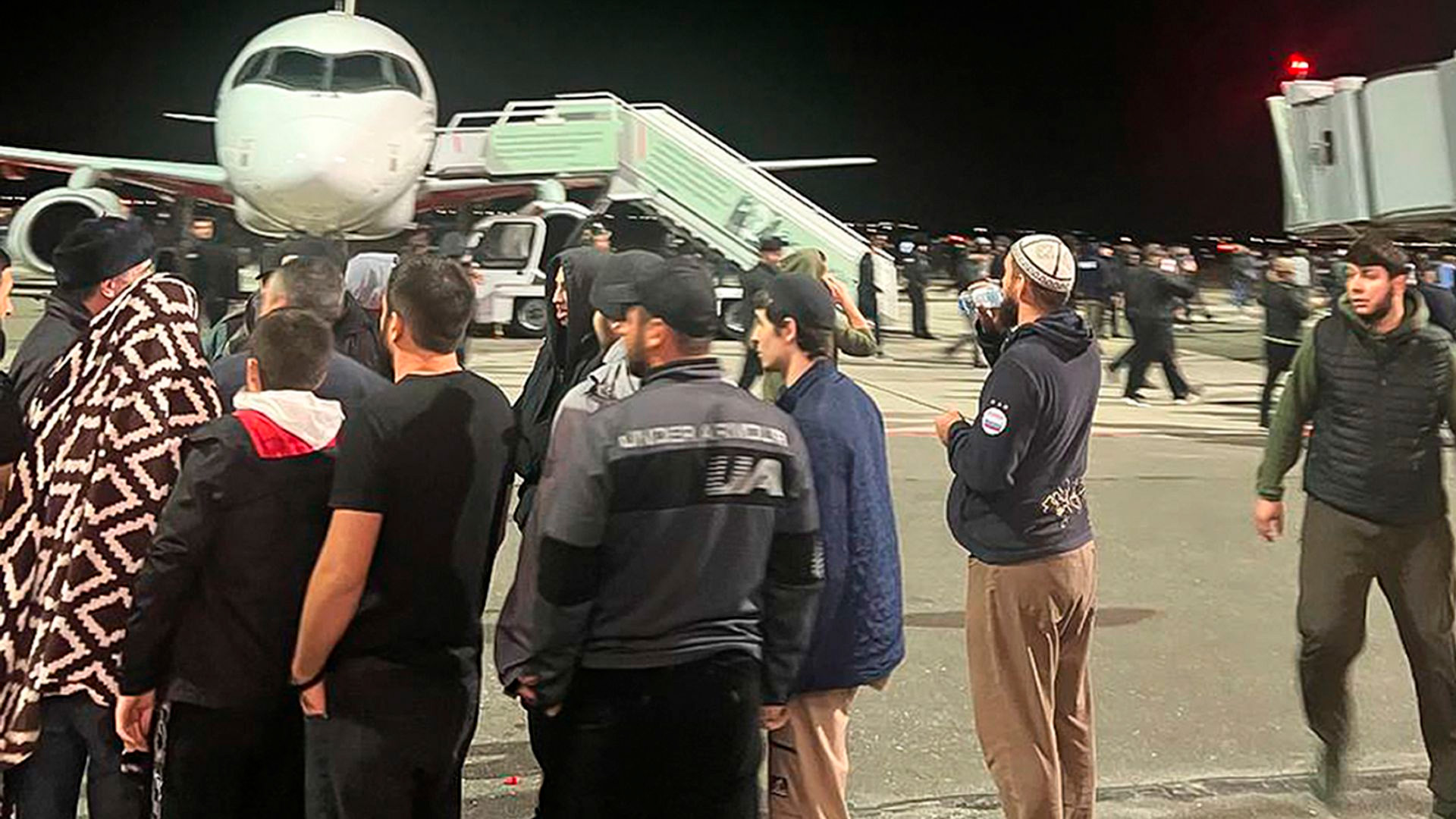 Около 1400 человек участвовали в массовых беспорядках в аэропорту Махачкалы