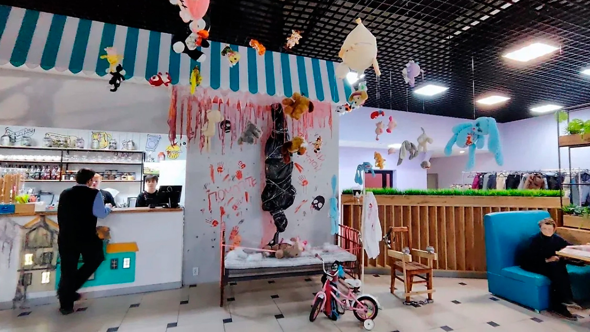 Прокуратуру Хакассии попросили проверить детский центр из-за инсталляции с трупом в мешке