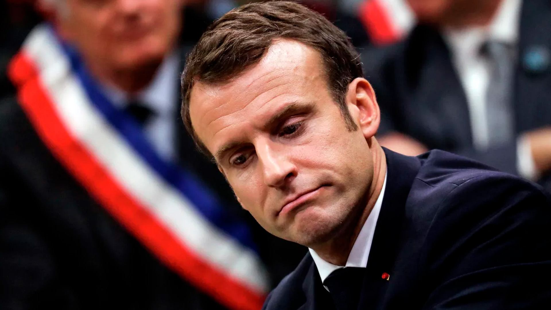 На фоне ухода Лекорню во Франции потребовали отставки Макрона