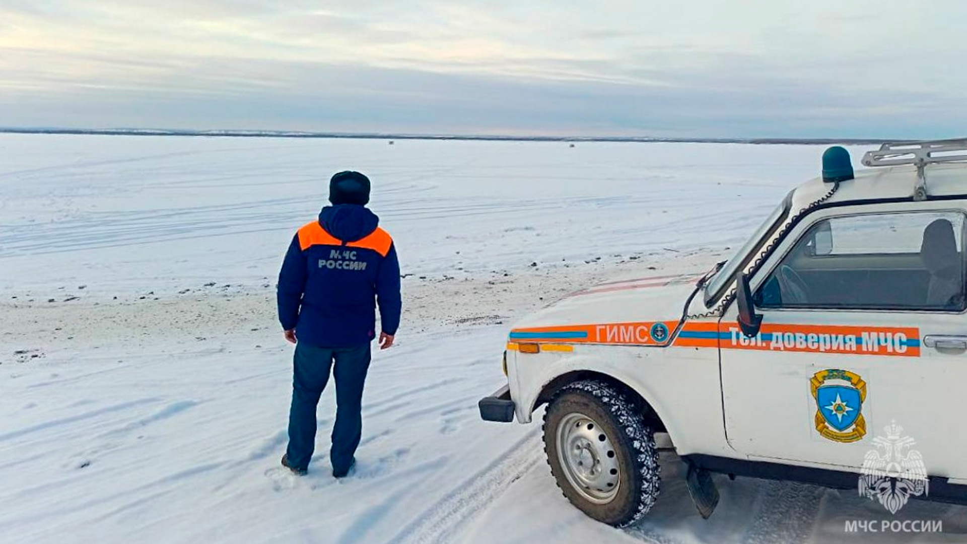 Снегоход с людьми провалился под лед в Якутии