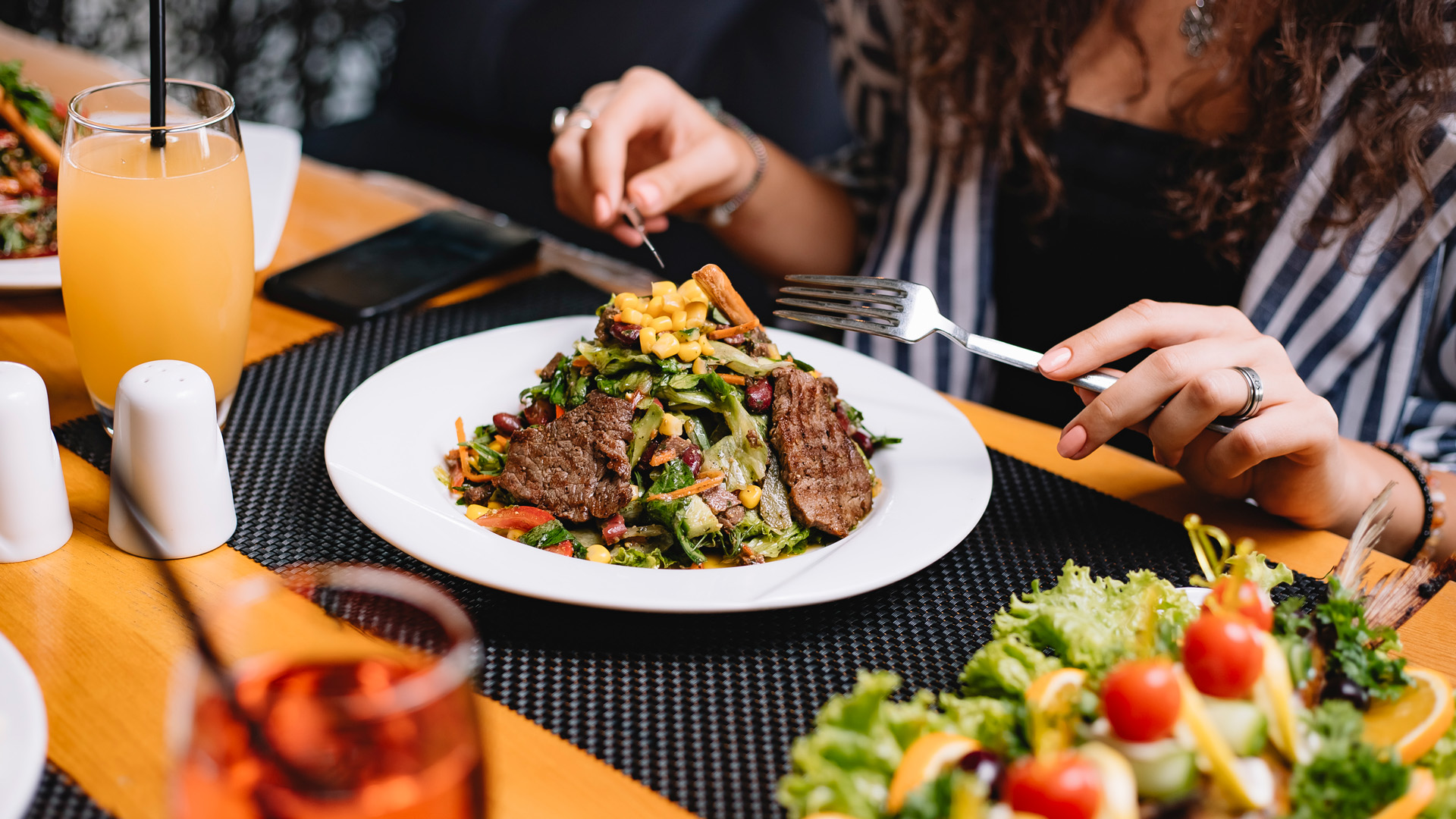 Россияне стали чаще обедать в ресторанах