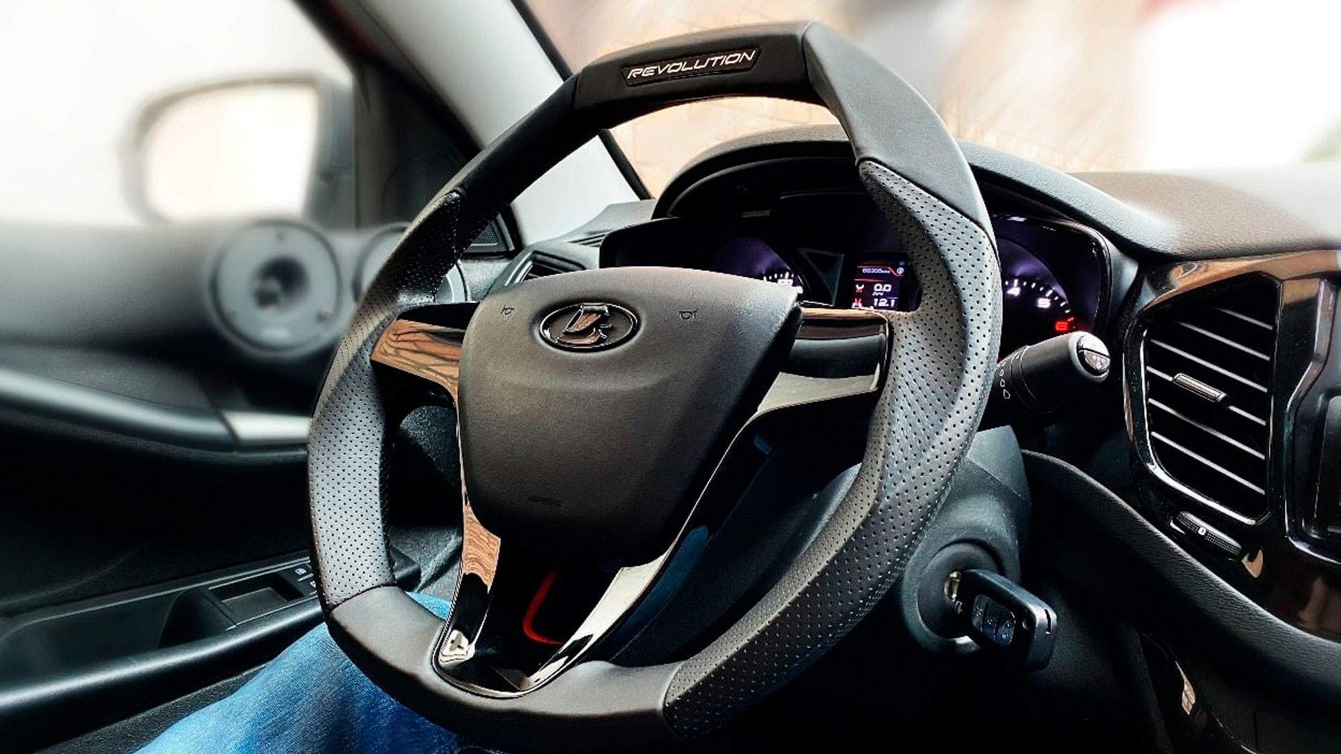 Владельцы Lada Vesta массово жалуются на внезапную блокировку руля