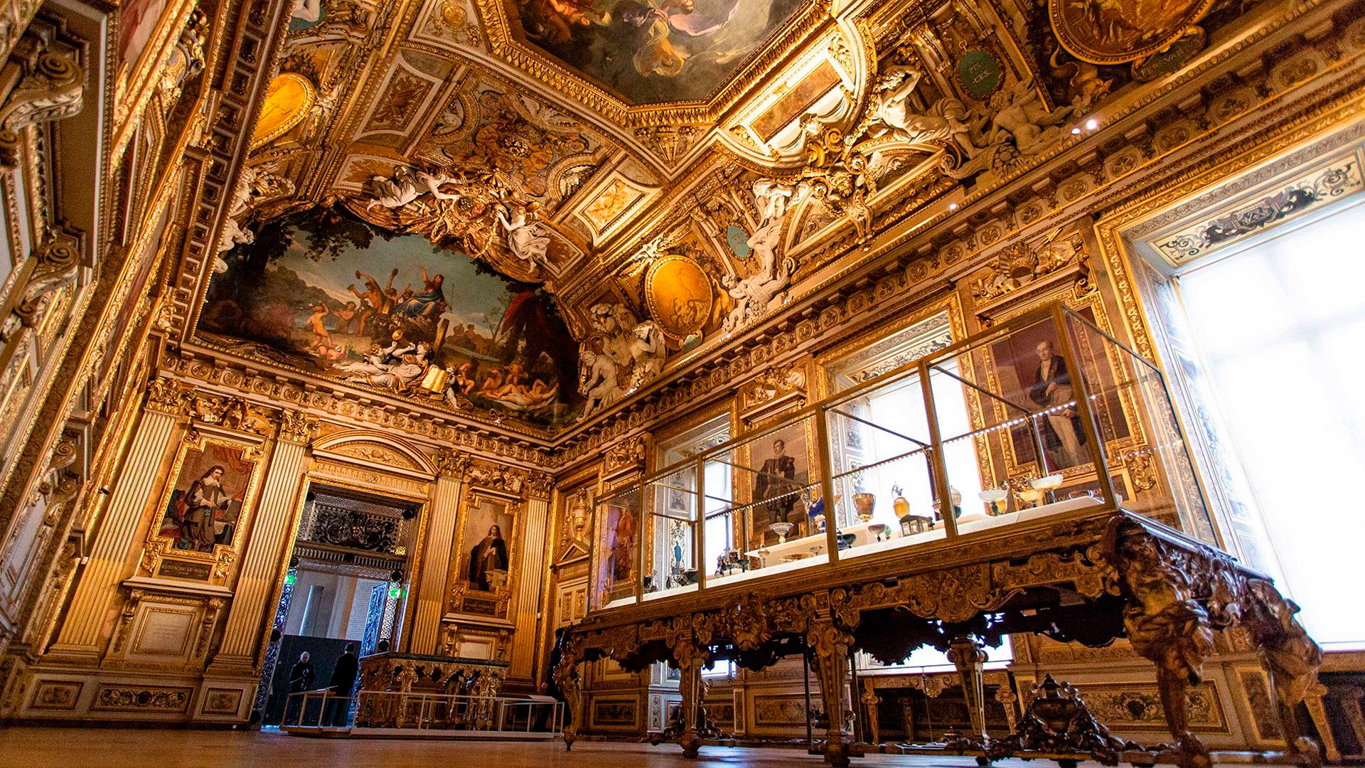 Охранника Лувра заподозрили в сговоре с грабителями