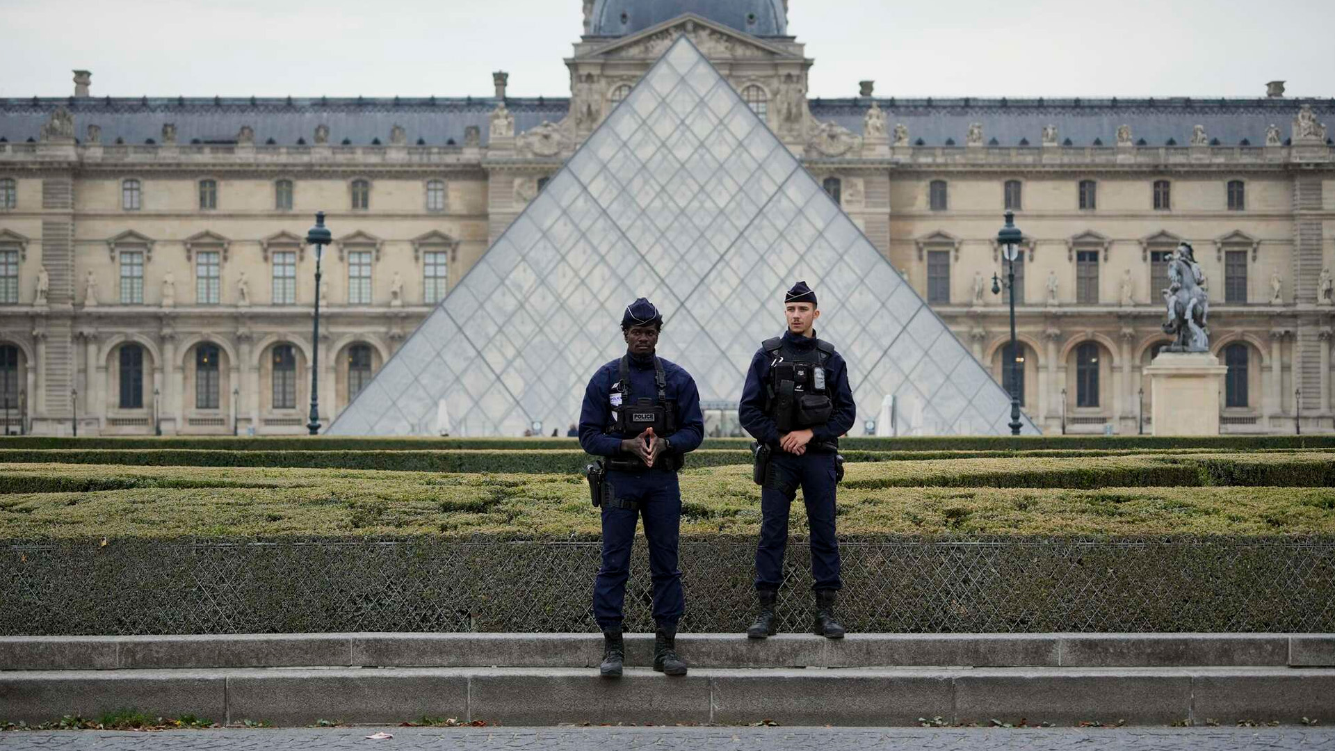 Парижская прокуратура озвучила основные версии ограбления Лувра