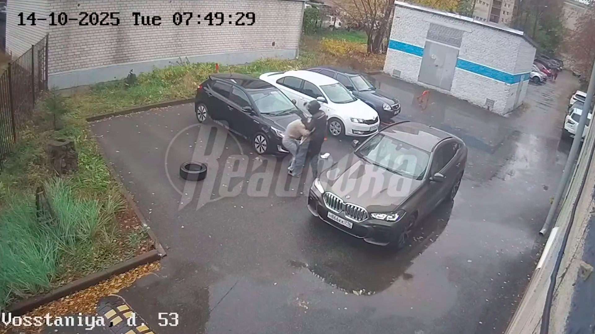 Неизвестный изрезал женщину на парковке у школы в Казани