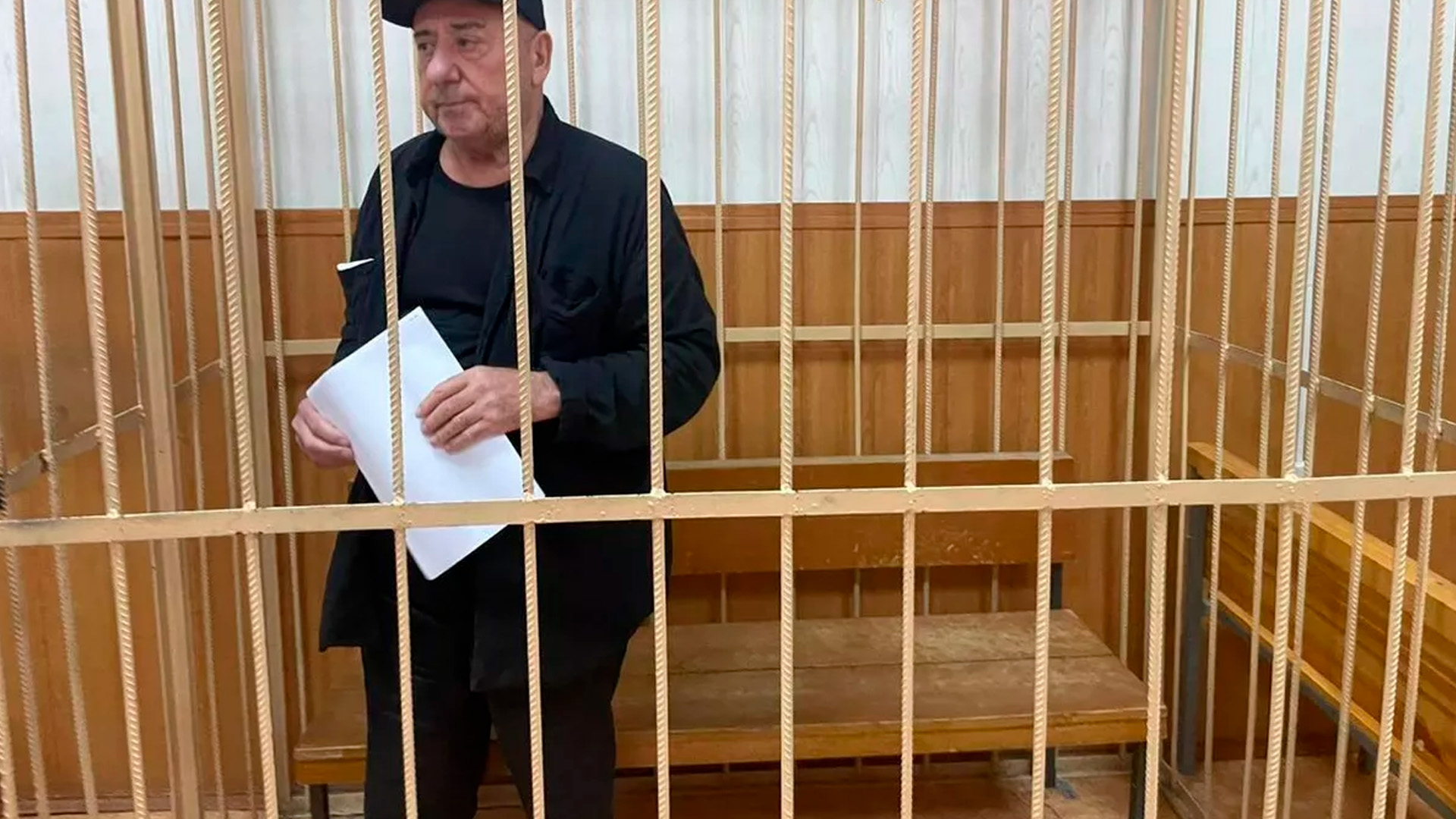 Задержанного экс-директора Театра Сатиры освободили в рамках договоренности с Баку