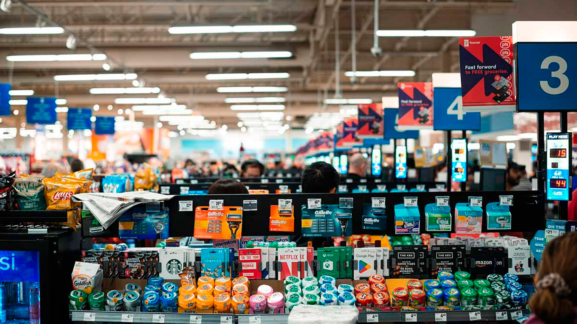 Обложить налогом магазины с иностранными товарами предложили в России