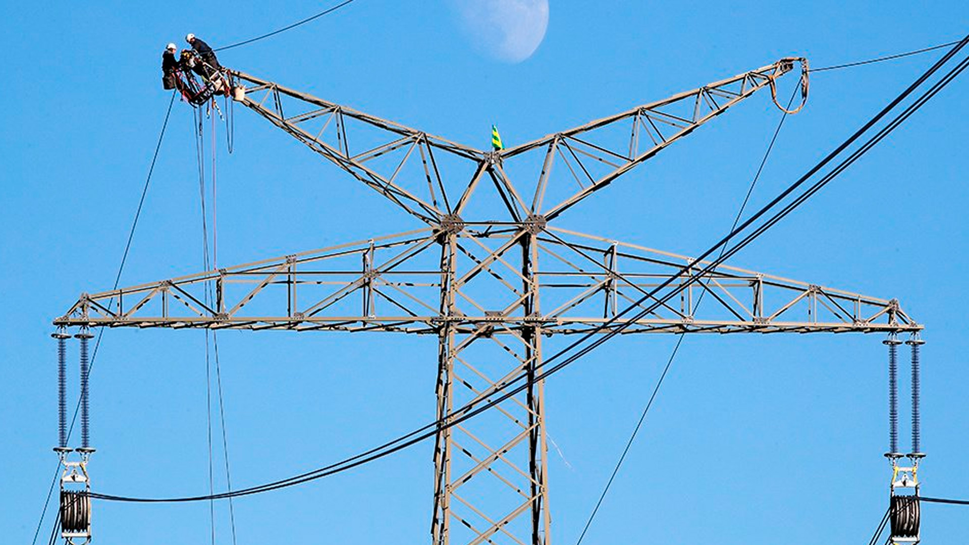 В ЛНР более 6,5 тыс абонентов остались без света после атаки БПЛА ВСУ