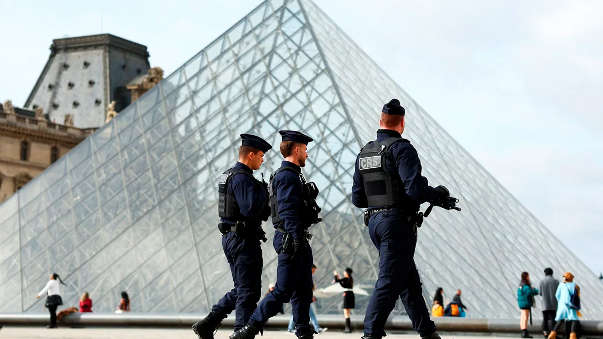 Украденные из Лувра экспонаты пытались продать через даркнет