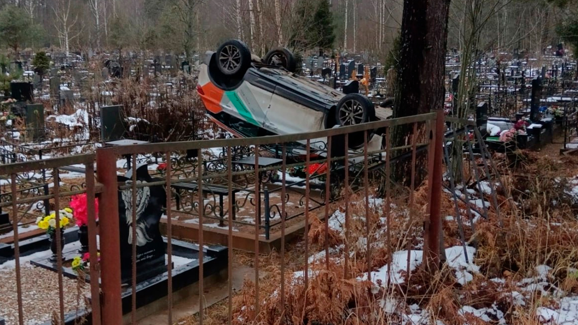 В Ленобласти водитель не справился с управлением и попал на кладбище