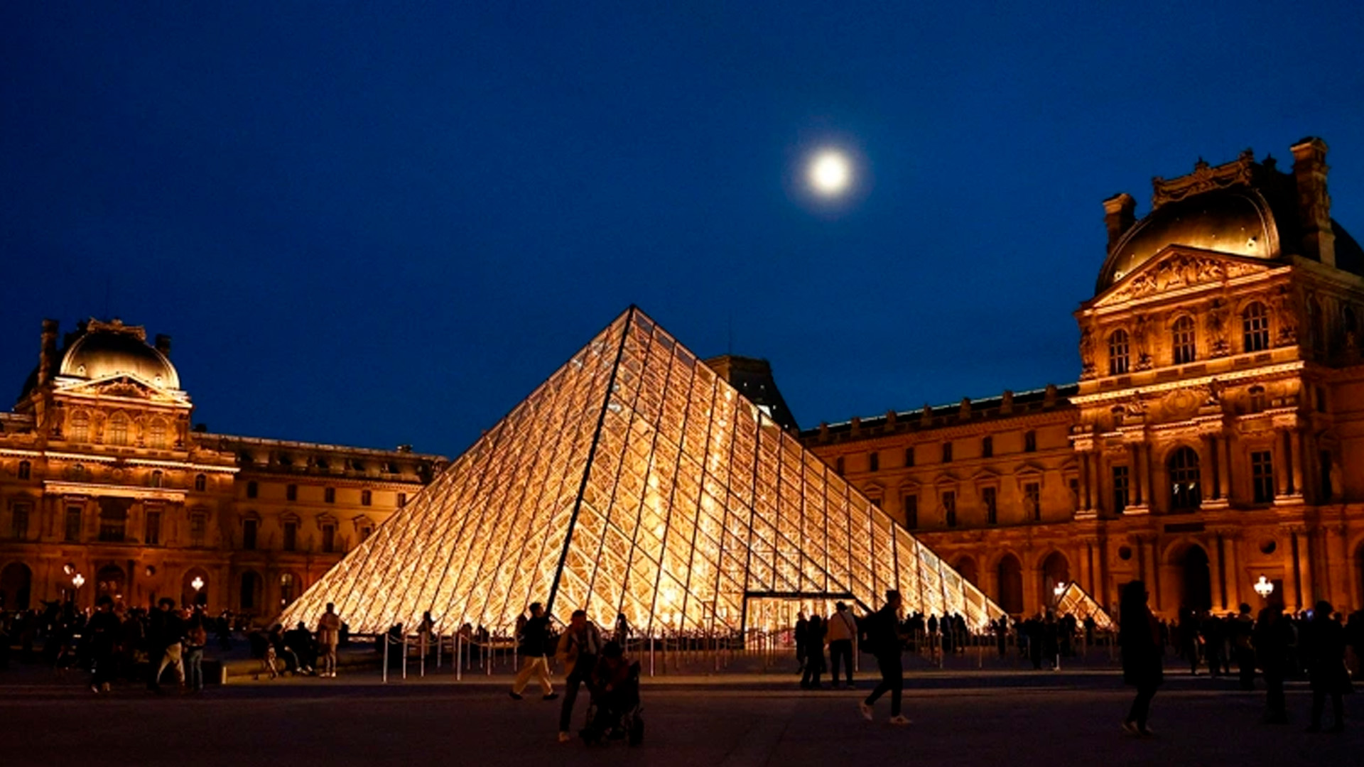 Заказчики ограбления Лувра говорили «со славянским акцентом»