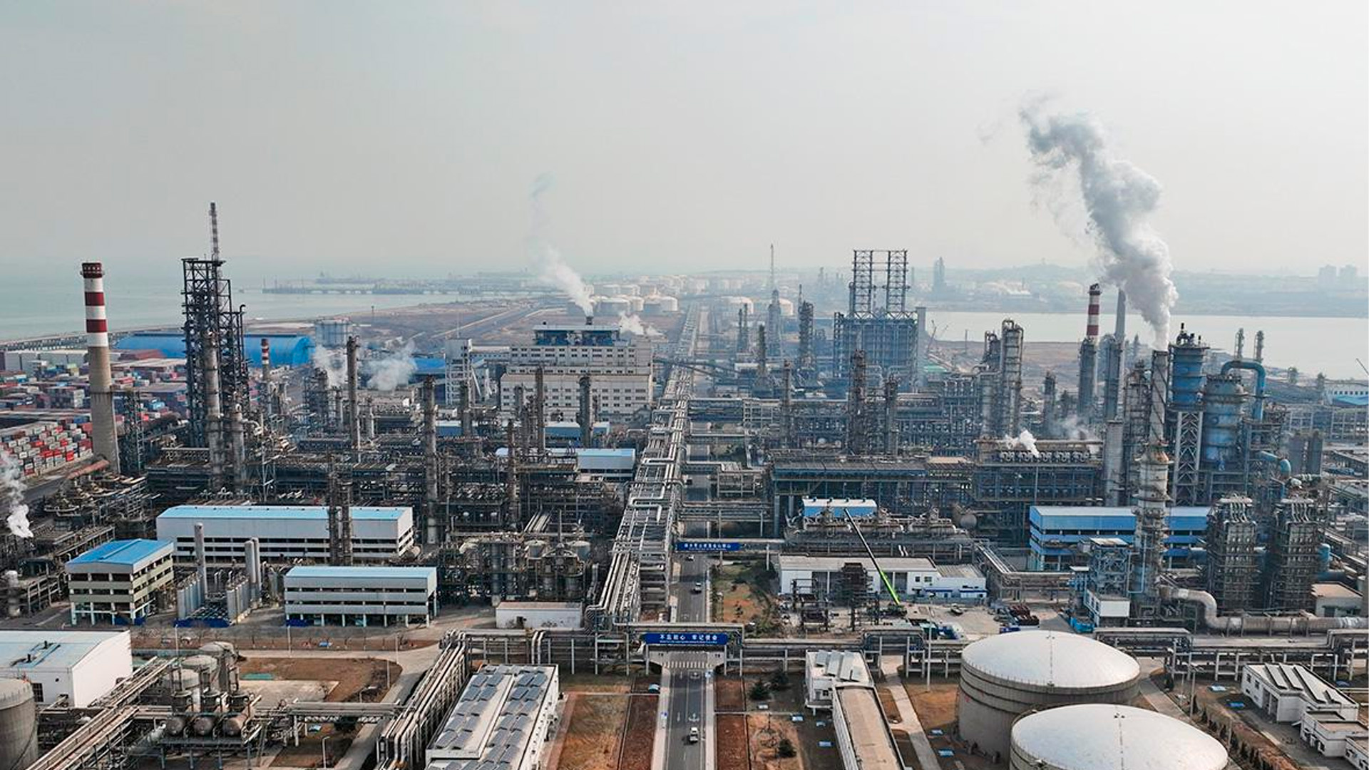 Крупные китайские НПЗ отменили поставки нефти из РФ из-за санкций США