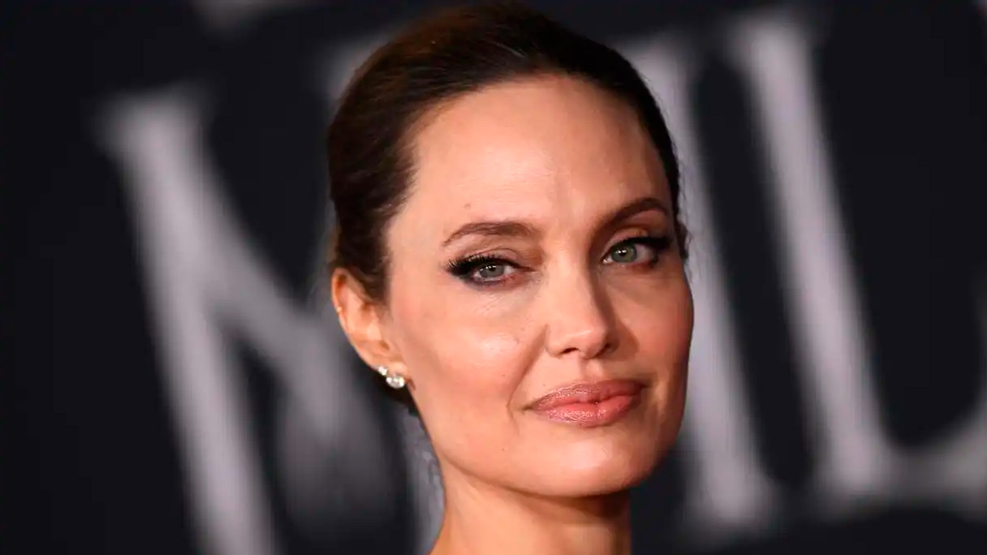 Назван спонсор поездки Джоли на Украину