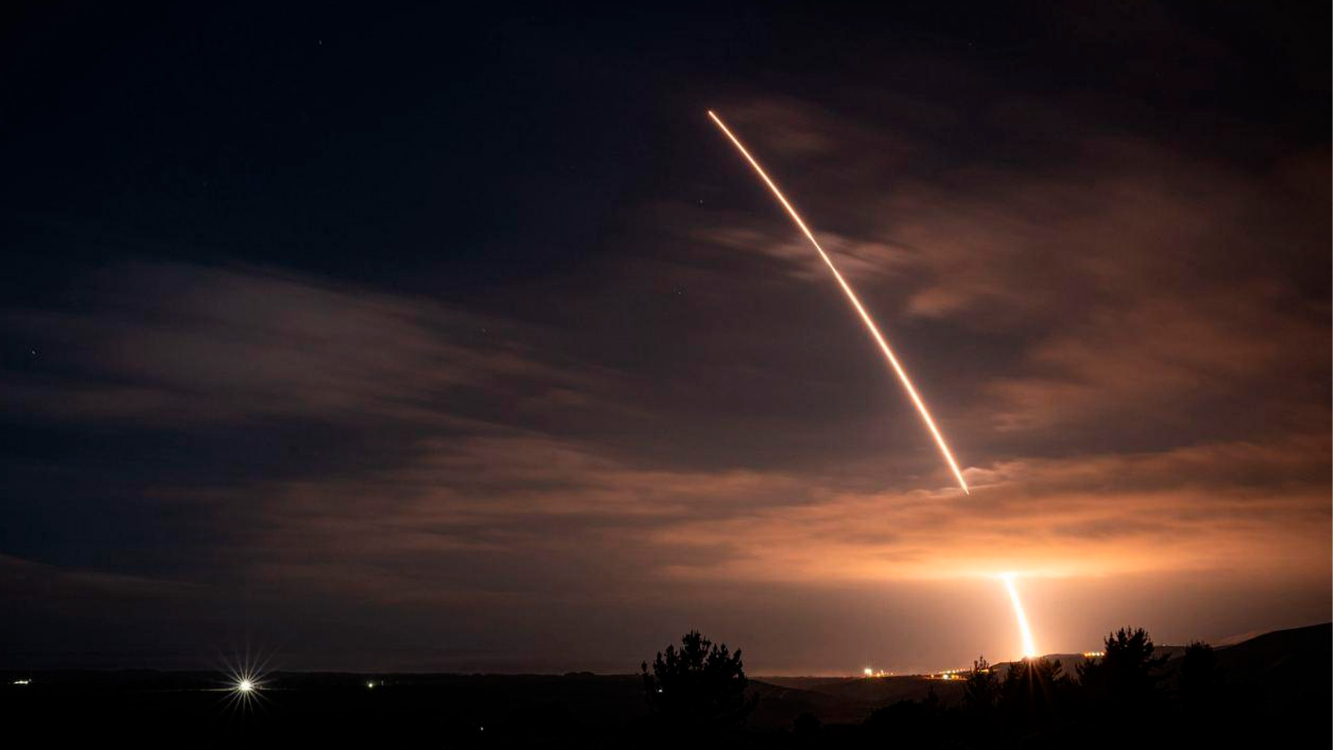 США провели тестовый пуск межконтинентальной баллистической ракеты